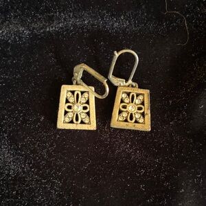 Elegant silver colored Floral Earrings